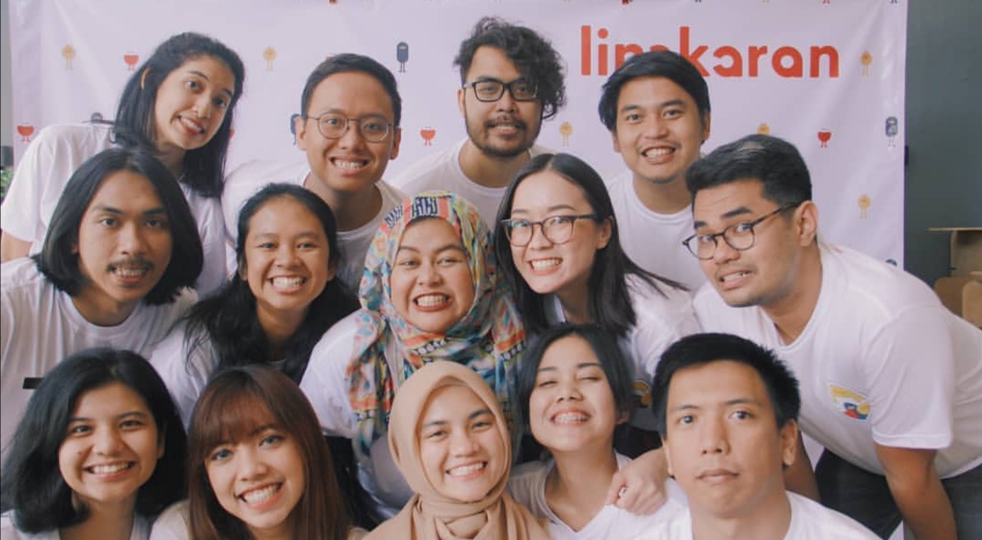 Wendy dan Tim Lingkaran berfoto bersama di acara ulang tahun Lingkaran yang ke-4